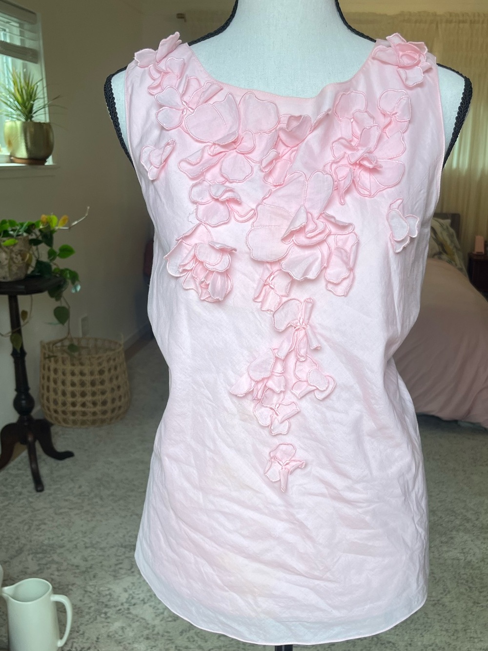 ELLEN TRACY Pink Blouse Women Sz 10 Sleeveless Flower Applique Cotton light - Picture 2 of 8